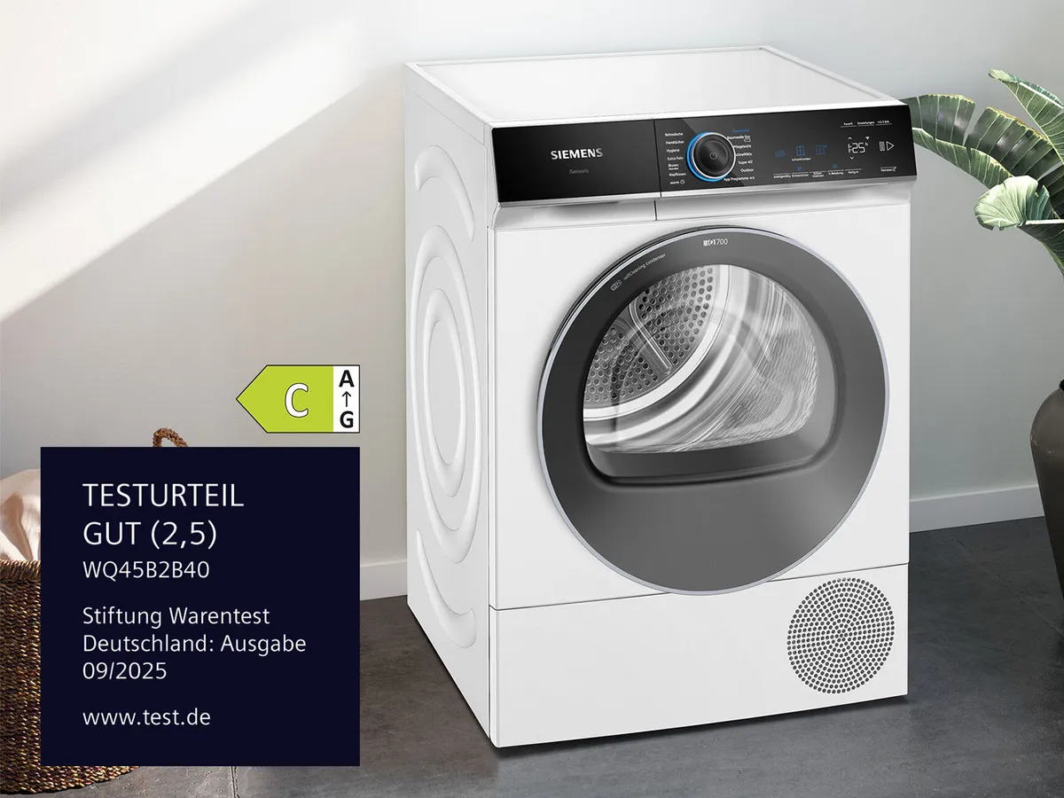 Ein modern präsentierter Wäschetrockner von Siemens mit der Leistungsklasse C und der Note 2,5 von Stiftung Warentest.