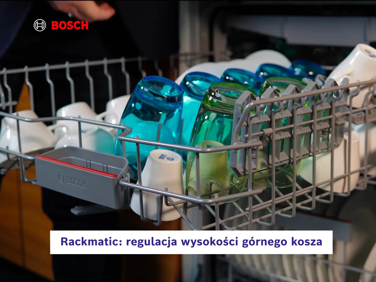 Mężczyzna przy otwartej zmywarce