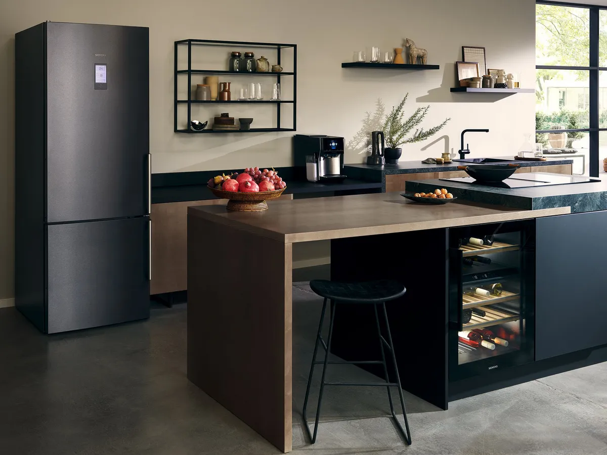 Elegancka, nowoczesna kuchnia z dwoma piekarnikami Siemens w zabudowie, ułożonymi jeden nad drugim.