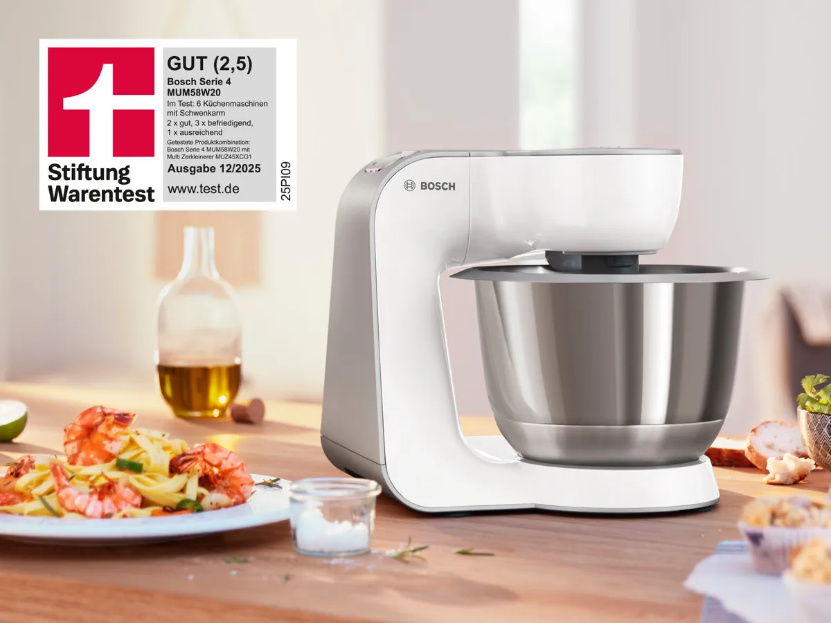 Eine Küchenmaschine auf einer Arbeitsplatte mit dem Testsiegel der Stiftung Warentest mit der Note GUT.