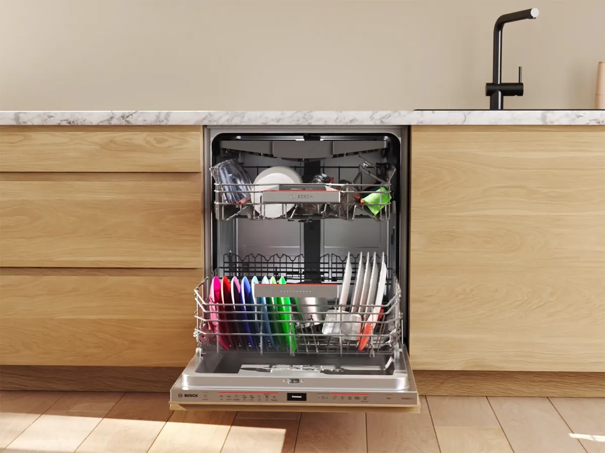 Otwarta zmywarką Bosch i nieskazitelnie czystymi naczynami