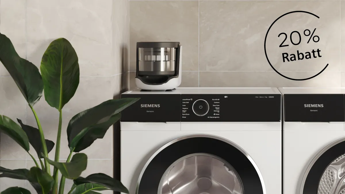 Siemens Waschmaschine mit externen Mikroplastikfilter und Hinweis auf aktuelle Aktion mit Rabatt auf Zubehör im Siemens Online Shop