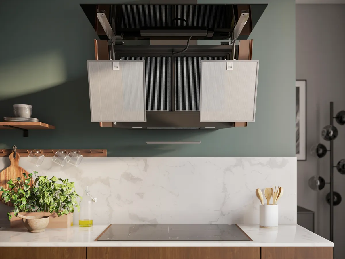 Untere Ansicht einer geöffneten Dunstabzugshaube: zwei nach unten geklappte, rechteckige abnehmbare Filterplatten an Haltern, dahinter sichtbare gelochte/lamellenförmige Innenfilter und die Mechanik des Haubengehäuses.