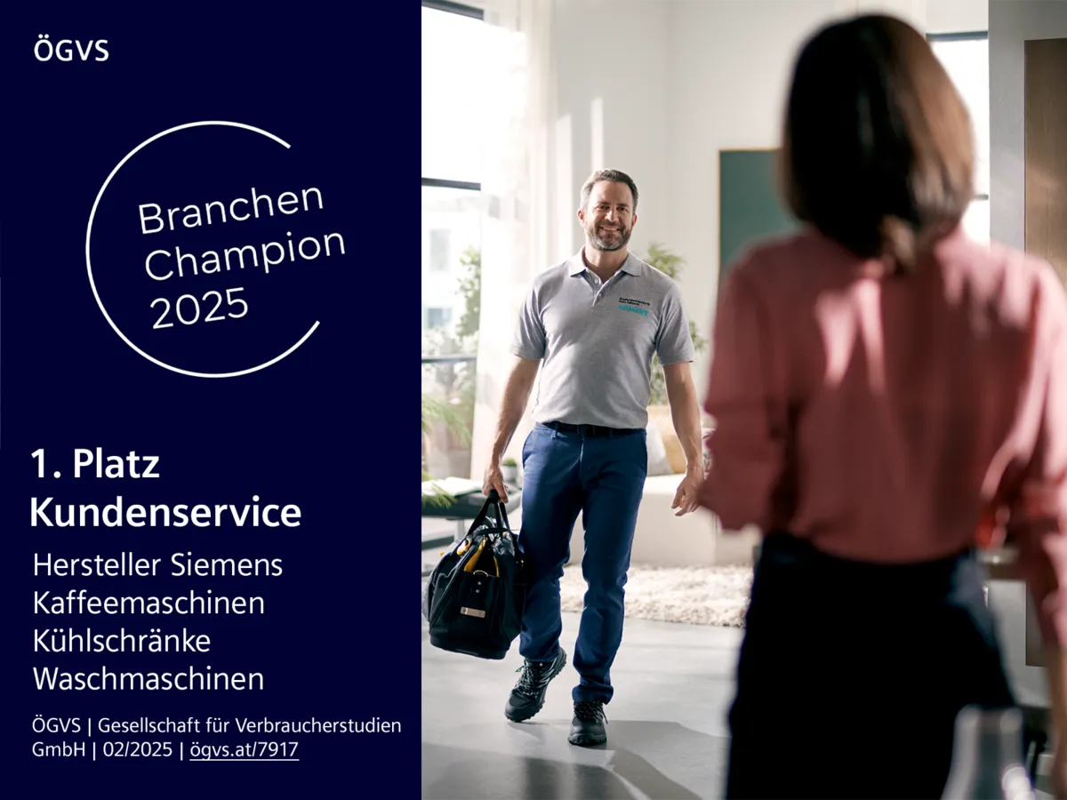 Kühlschrank mit offener Tür, Anzeige verschiedener Lebensmittelartikel, im Branchen Champion 2025 von ÖGVS ausgezeichnet.