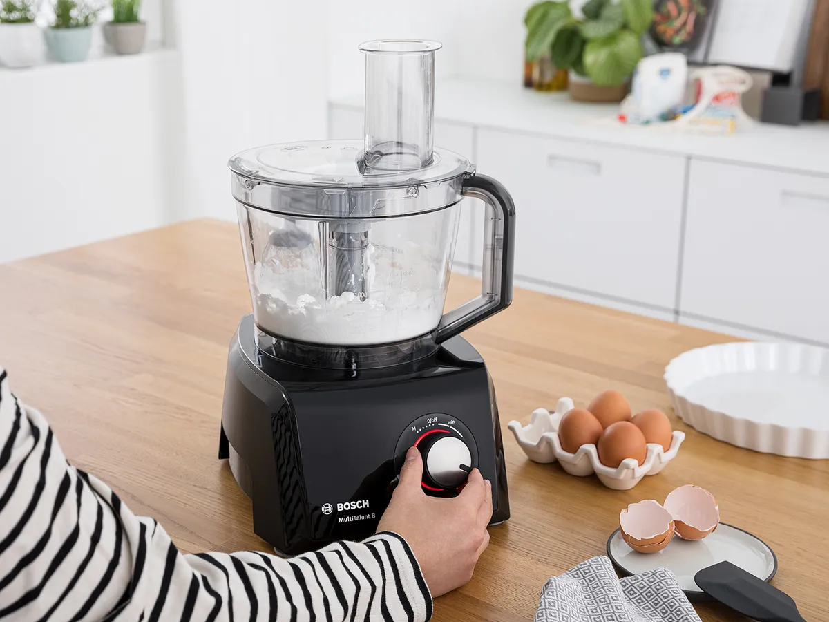 Bosch MultiTalent 8 Küchenmaschine (MC812B816) schlägt Sahne oder Eiweiß mit dem Schneebesen.