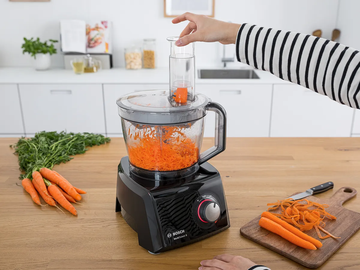 Bosch MultiTalent 8 Küchenmaschine (MC812B816) mit Schneideaufsatz für präzise Ergebnisse.