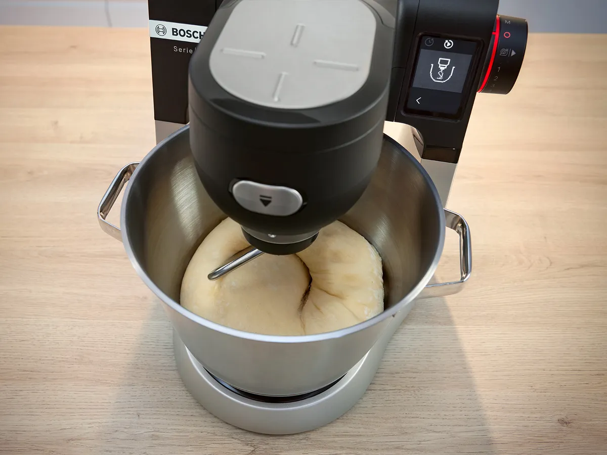 Bosch Series 6 Patisserie-Aufsatz in Gebrauch, Rührbesen mixt Teig in Edelstahlschüssel