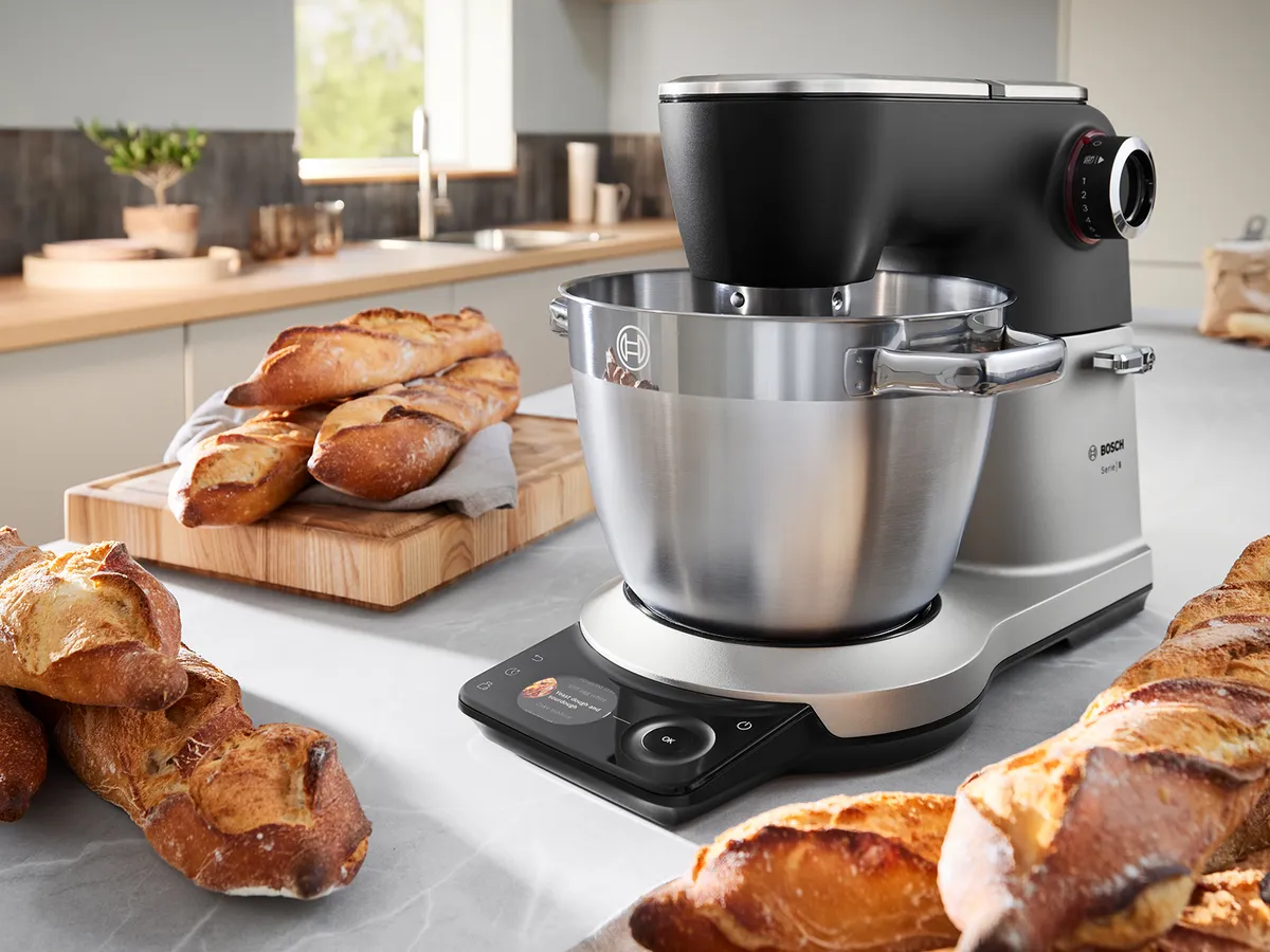 Serie 8 mikser na kuhinjskom pultu okruđen sviježe ispečenim kruhom.