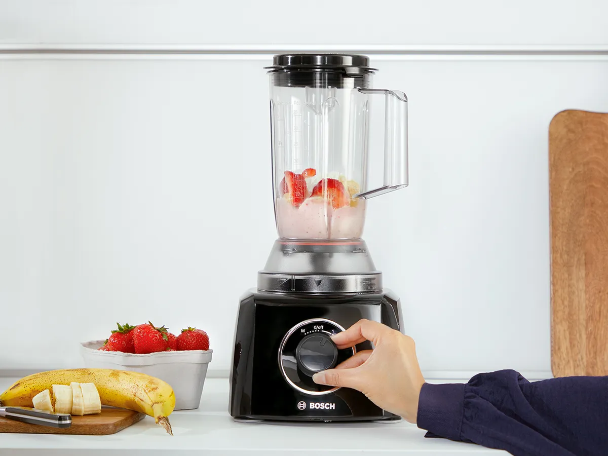 Die Bosch MultiTalent 3 Kompakt-Küchenmaschine (MCM3201B) bereitet einen Smoothie im Mixaufsatz zu.