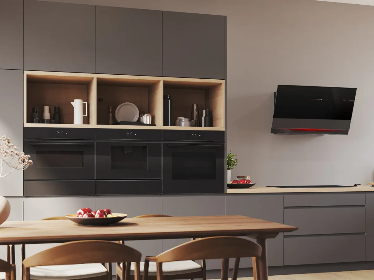 Moderne Küche mit eingebauten schwarzen Geräten, offenen Holzregalen, grauen Schränken und einem Esstisch aus Holz mit Stühlen.