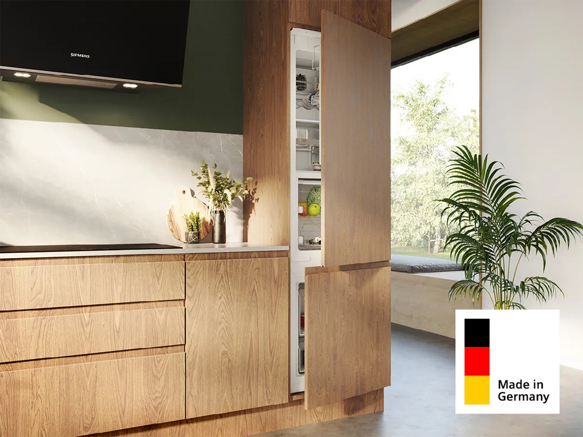 Siemens Einbau-Kühlschrank eingebaut in einer Küche, mit Holz-Möbelfront. Ein Made in Germany Logo ist abgebildet.