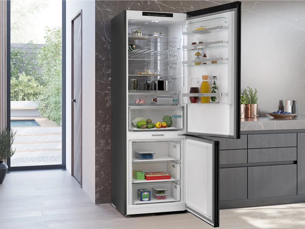 Moderne Küche mit offener Kühl-Gefrier-Kombination und grauen Küchenmöbeln.