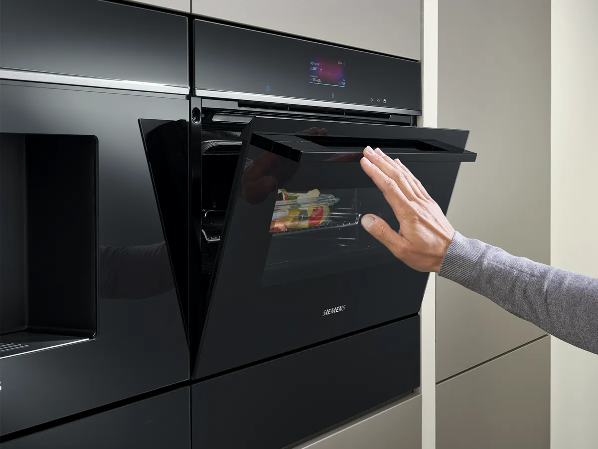 Display di un forno a microonde che mostra i tipi di riscaldamento, microonde e opzioni preferite.