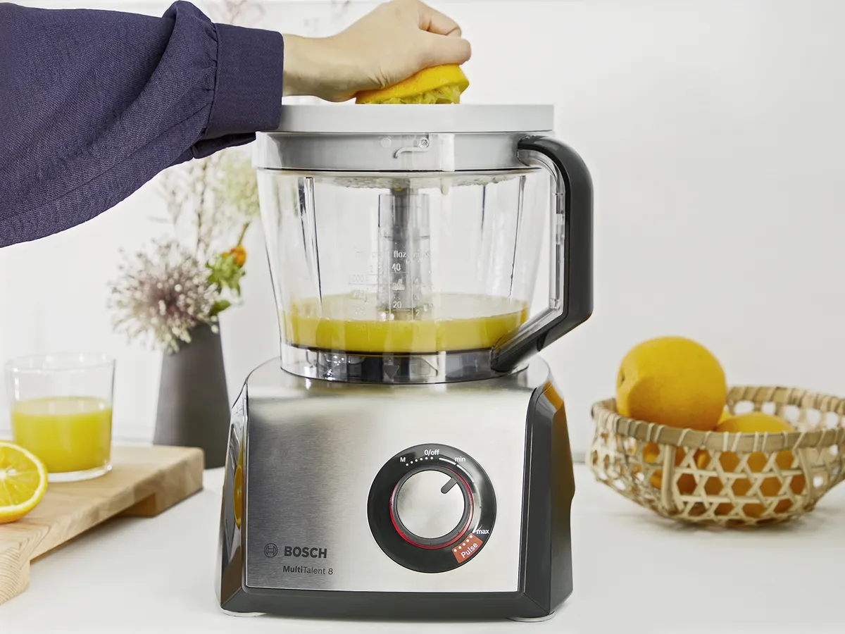 Eine Kompakt-Küchenmaschine von Bosch auf einer modernen Arbeitsplatte.