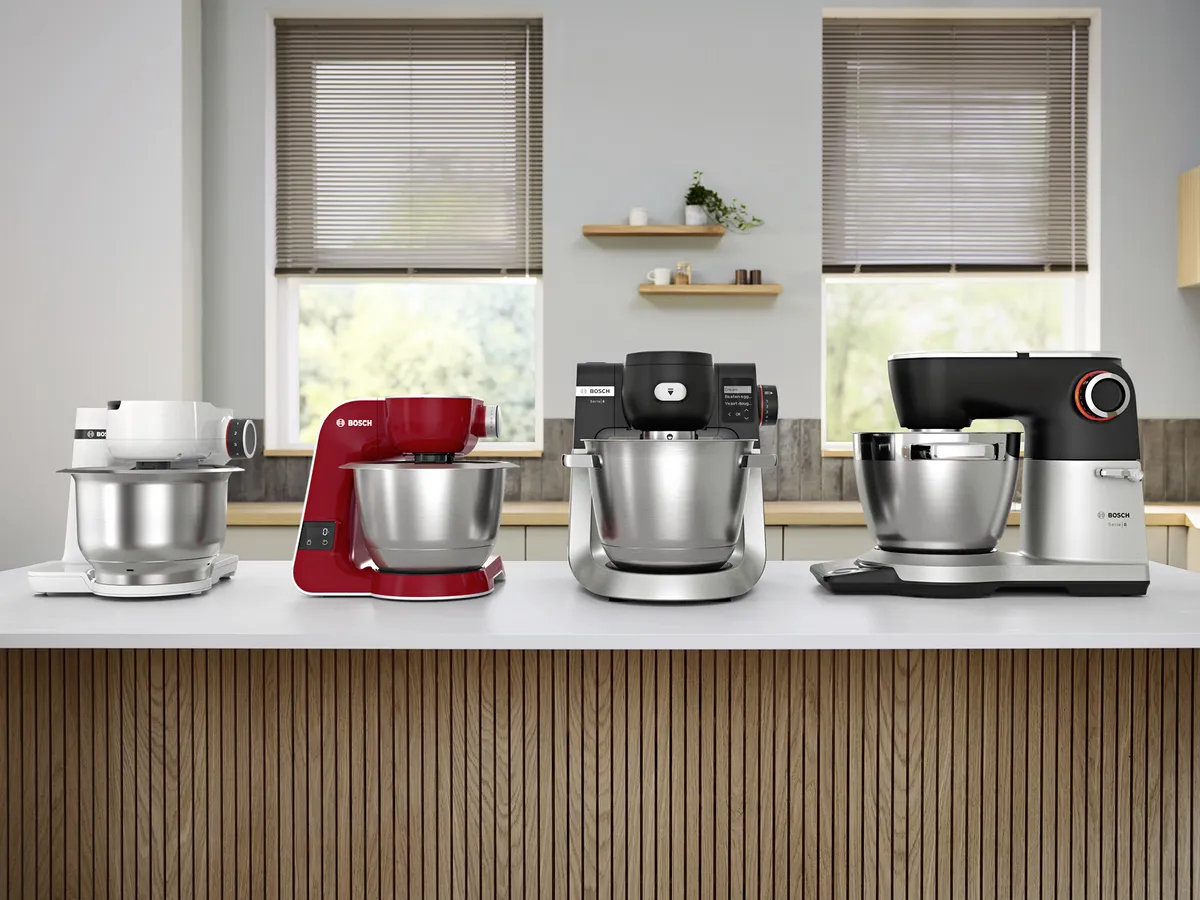 Verschiedene Bosch Küchenmaschine Baureihen auf einer modernen Küchenarbeitsplatte.