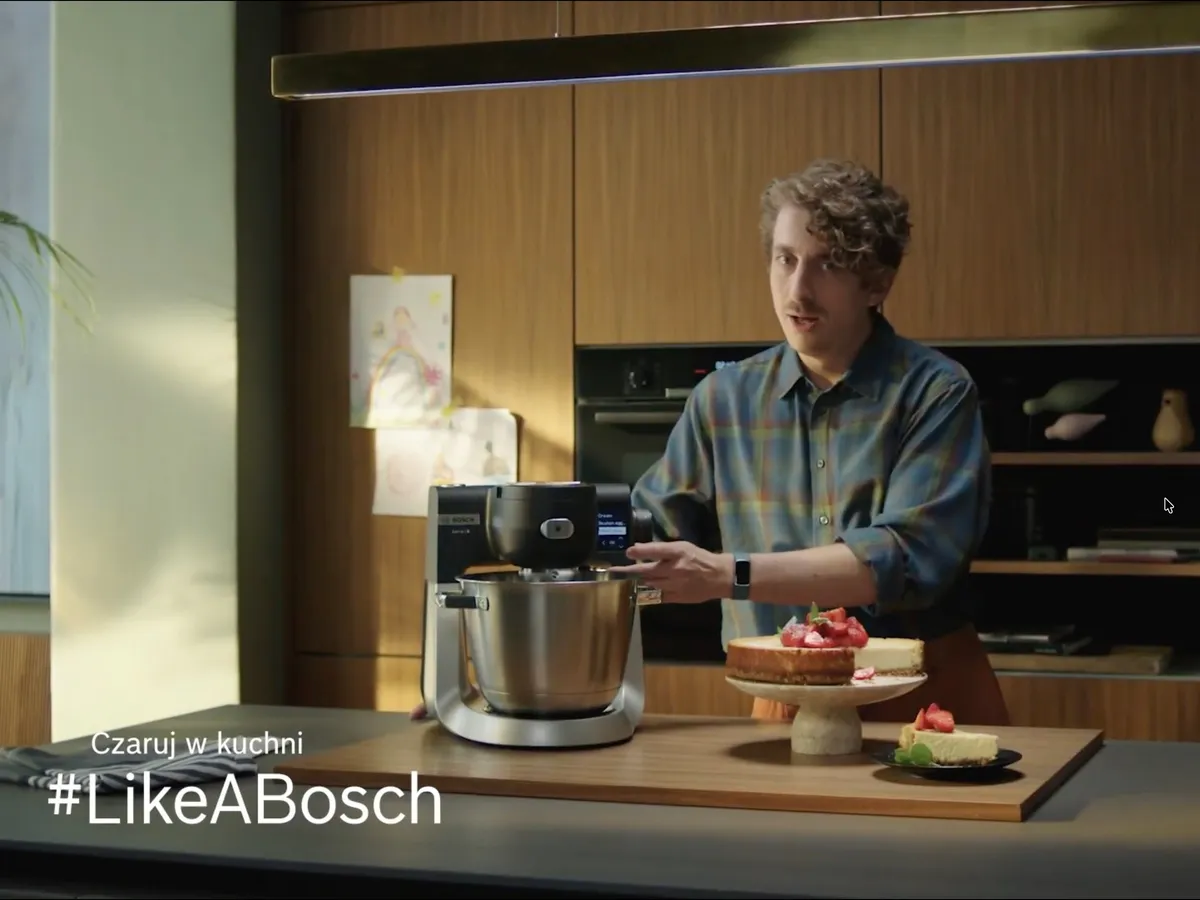 Bochenek chleba składający się z trzech części, na których widać idealnie i źle upieczone kawałki, oddzielonych liniami.