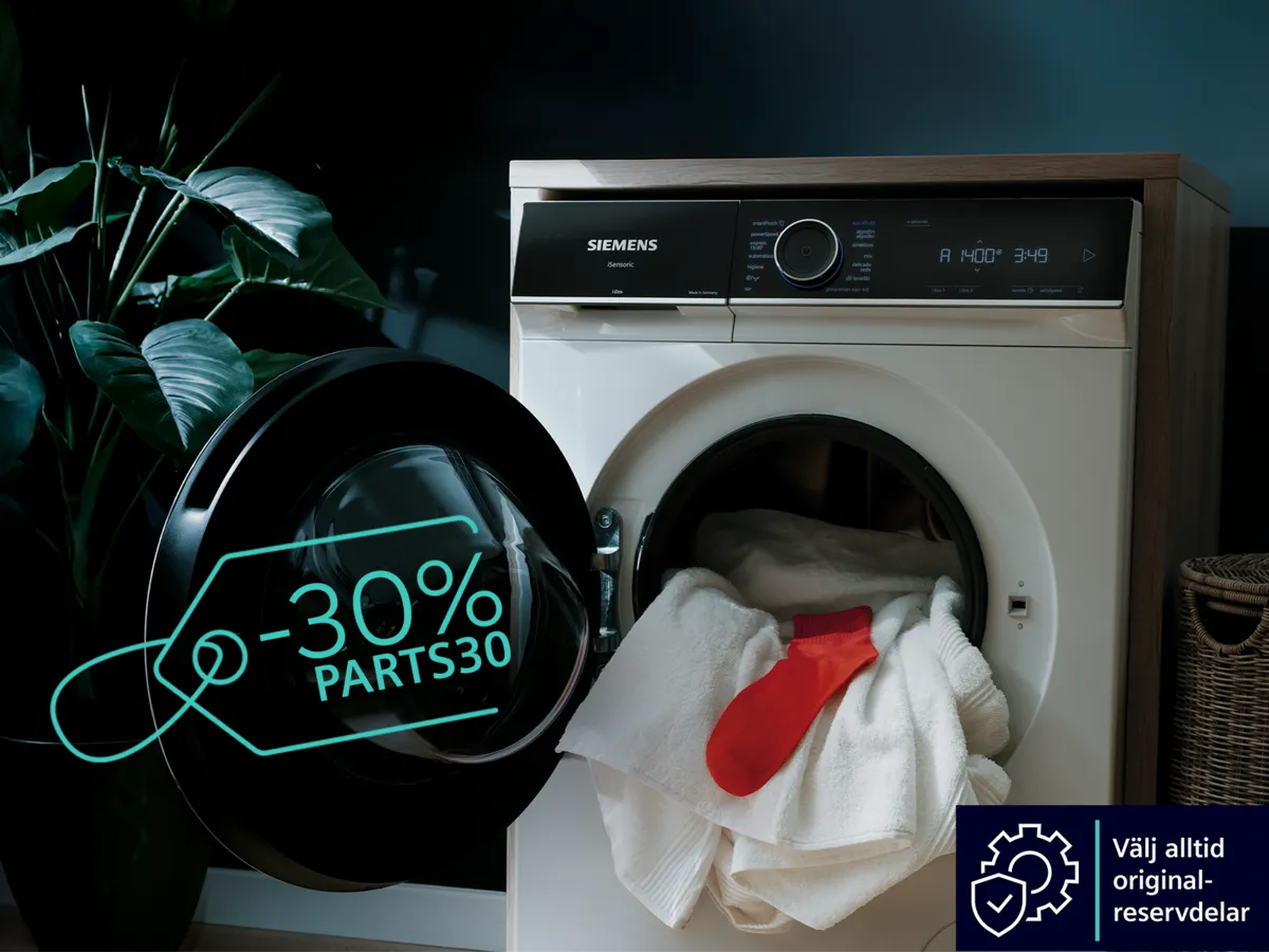 Siemens tvättmaskin med öppen lucka, tvätt inuti. Prislapp "-30% PARTS30" på luckan. "Välj alltid original-reservdelar."