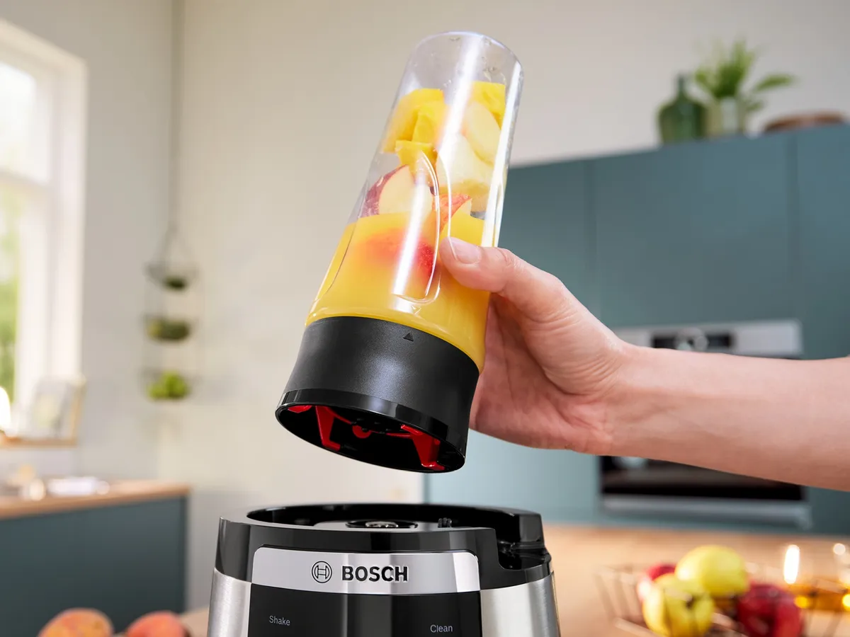 Bosch Hochleistungsmixer mit Mixbehälter für frische Smoothies und Obstgetränke in einer modernen Küche.
