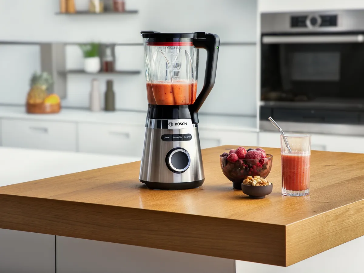 Bosch Standmixer mit frischem Fruchtsmoothie auf einer Küchenarbeitsplatte