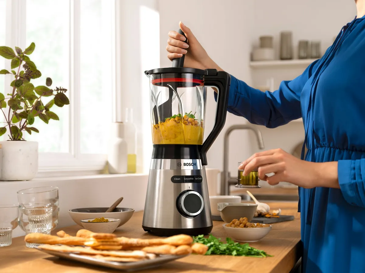 Bosch Standmixer beim Mixen frischer Zutaten für Smoothies, Dips und Saucen in der Küche