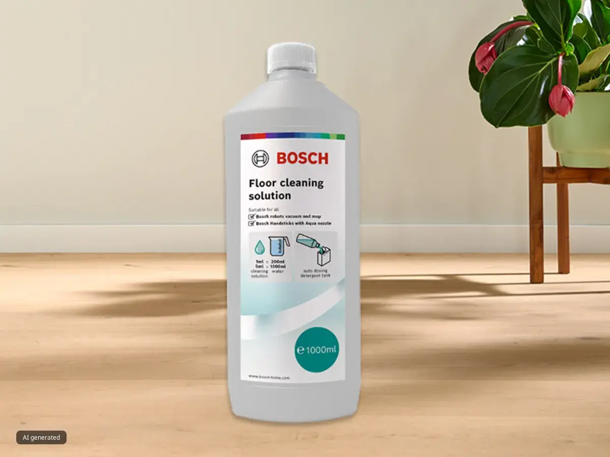 Eine Flasche Bosch Bodenreinigungslösung steht auf einem Holzboden in einem modernen Wohnraum neben einer Pflanze.