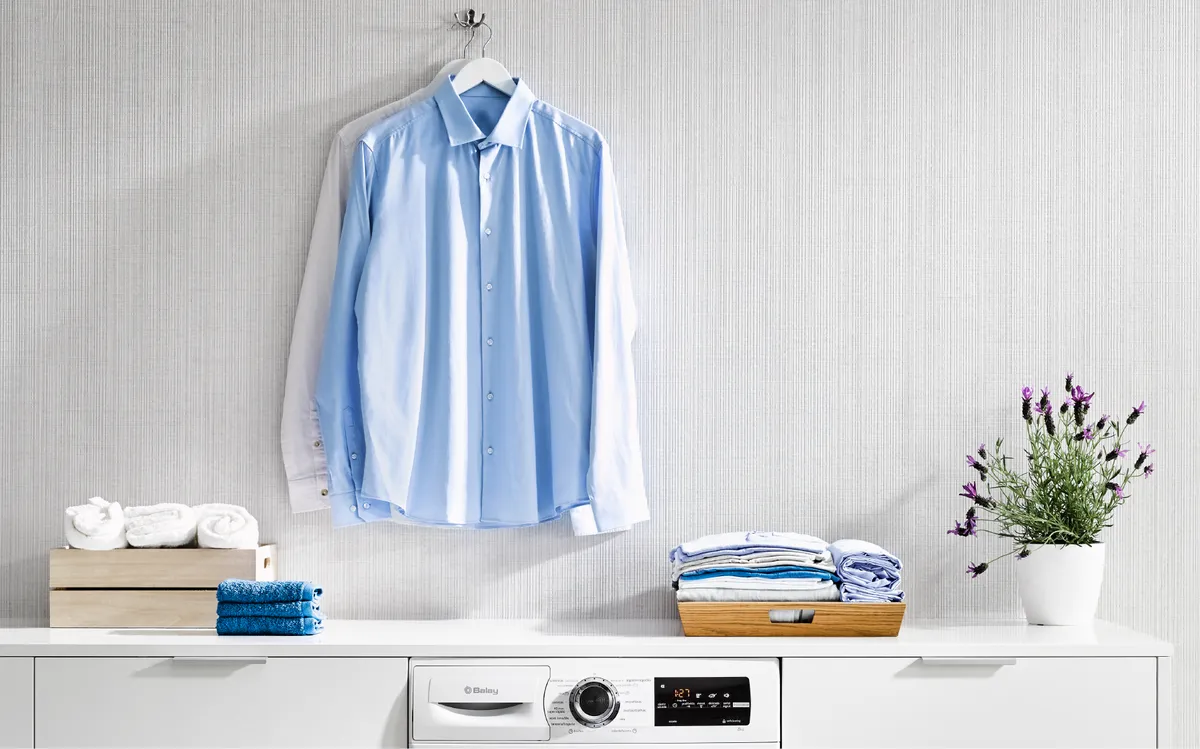 Camisa colgada encima secadora balay