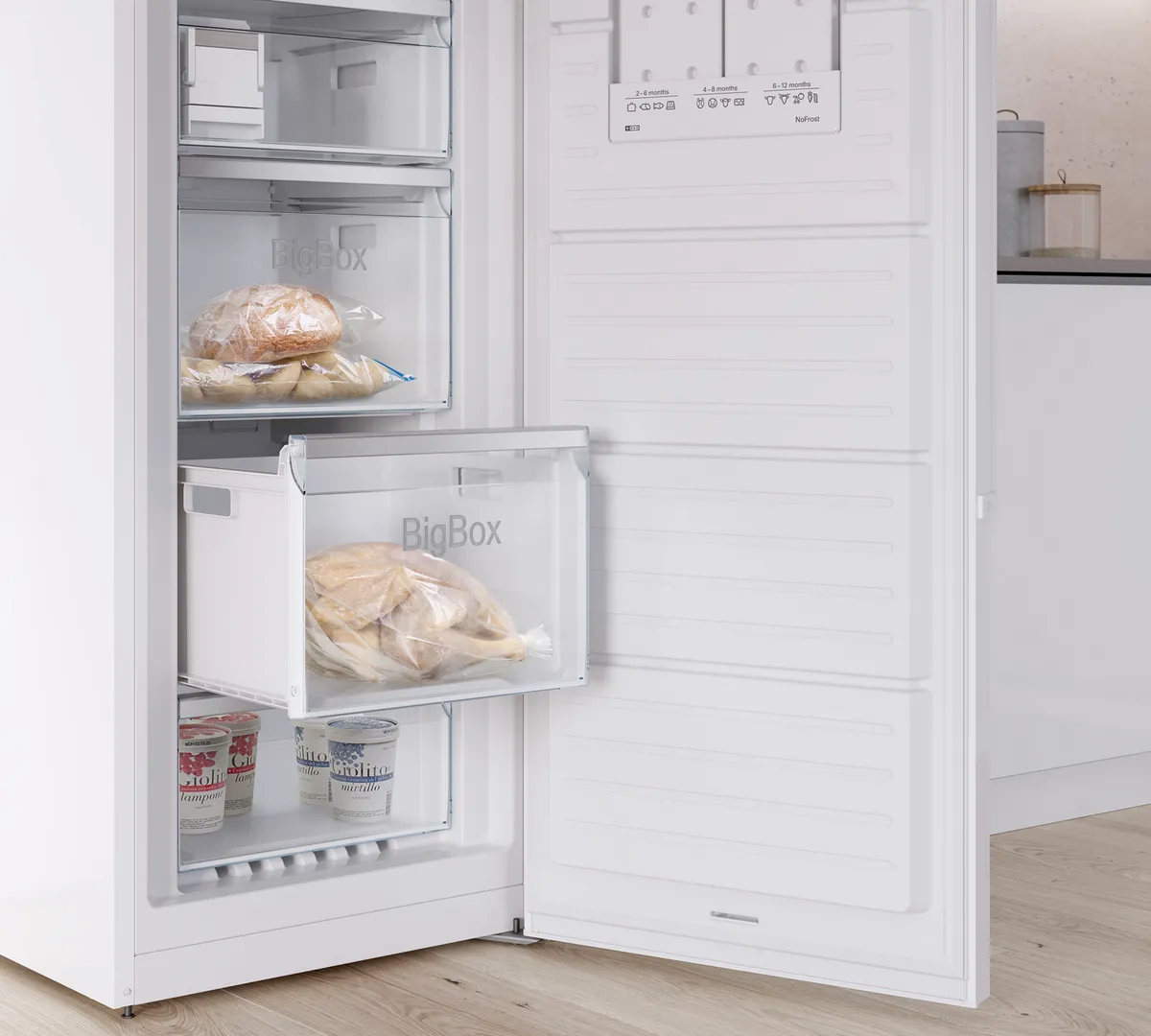 Congélateur Bosch ouvert avec tiroirs BigBox contenant du pain et des produits surgelés.
