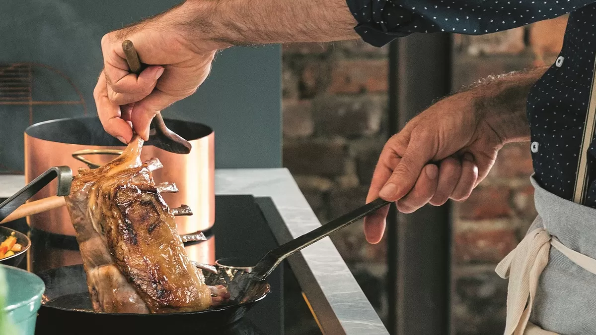 Auch Fettspritzer sind für die Fleckentfernungs-Programme der Einbauwaschmaschine kein Problem