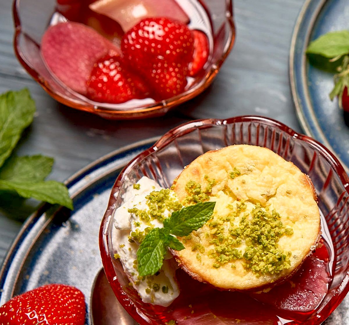 Rezept: Pistazien-Ricotta-Törtchen mit Rhabarber-Erdbeer-Kompott | NEFF Rezept: Pistazien-Ricotta-Törtchen mit Rhabarber-Erdbeer-Kompott | NEFF