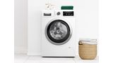 Freistehende Bosch Frontlader-Waschmaschine in einem modernen wei&szlig;en Badezimmer