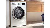 Bosch Frontlader-Waschmaschine in Standardgr&ouml;&szlig;e in einem modernen wei&szlig;en Badezimmer