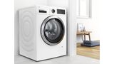 Bosch Waschmaschine mit Eco Silence Drive Motor, Raum zum Entspannen im Hintergrund