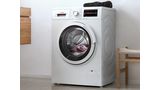 Bosch Frontlader-Waschmaschine in Standardgr&ouml;&szlig;e in einem modernen wei&szlig;en Badezimmer