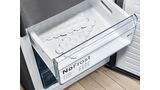 Nahaufnahme einer Bosch-Schublade mit zwei Eisw&uuml;rfelschalen in einem No Frost-Gefrierschrank.