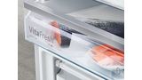 Bosch VitaFresh Null-Grad-Schublade mit frischem Lachs darin.