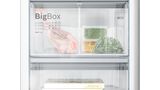 Nahaufnahme eines Bosch Gefrierschranks mit Fleisch und Gem&uuml;se.&nbsp;BigBox zeigt gro&szlig;es Fassungsverm&ouml;gen des Gefrierschranks.