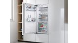 Einbau-K&uuml;hlschrank von Bosch mit offener T&uuml;r, man sieht frische Lebensmittel und Getr&auml;nke im Innenraum.
