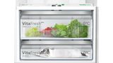Breite VitaFresh&nbsp;pro-Schublade voller frischer Produkte und die VitaFresh Null-Grad-Schublade mit Fleisch und Fisch.