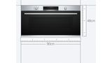 Ein Bosch XL-Backofen mit einem blauen Ma&szlig;band darunter.