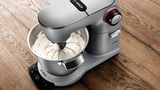 OptiMUM K&uuml;chenmaschine mit SensorControl Plus Funktion bereitet Sahne zu