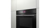 Ein Bosch Backofen mit Mikrowellenfunktion in einer modernen K&uuml;che.