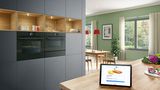 Ein Bosch Einbau-Backofen, in dem ein Kuchen gebacken wird.