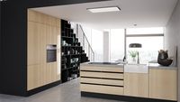 Küchenstil: Moderne, helle Holzküche mit Einbaubackofen im Hochschrank, Deckenlüfter und Induktionskochfeld von Siemens.