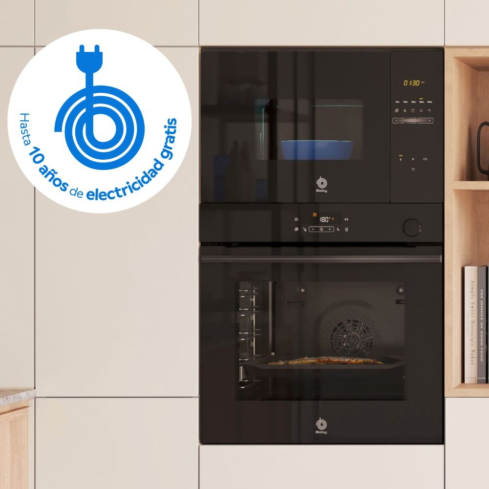 Cocina con horno y microondas Balay integrados, destacando la promoci&oacute;n "Hasta 10 a&ntilde;os de electricidad gratis".