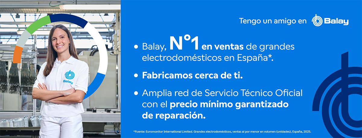 Trabajadora con polo Balay y portapapeles en una l&iacute;nea de producci&oacute;n; sello "Hasta 5 a&ntilde;os de electricidad gratis".