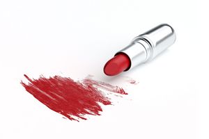 Herausgedrehter roter Lippenstift mit Kringeln davor steht f&uuml;r die Fleckenautomatik 