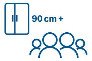 Ein 90&nbsp;cm+ breiter K&uuml;hlschrank und vier Menschen symbolisieren einen Familienhaushalt.