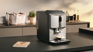 Kaffeevollautomat mit grauen Geh&auml;use-Elementen