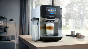 Kaffeevollautomat mit schwarzen Geh&auml;use-Elementen