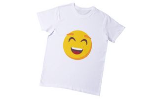 Wei&szlig;es faltenloses T-Shirt mit einem gelben Smiley.